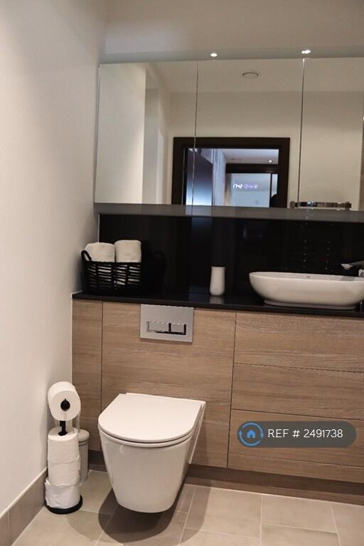 Flat Caxton Road in Greater London