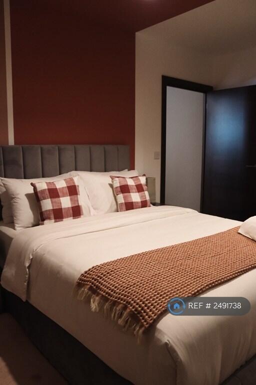 Flat Caxton Road in Greater London