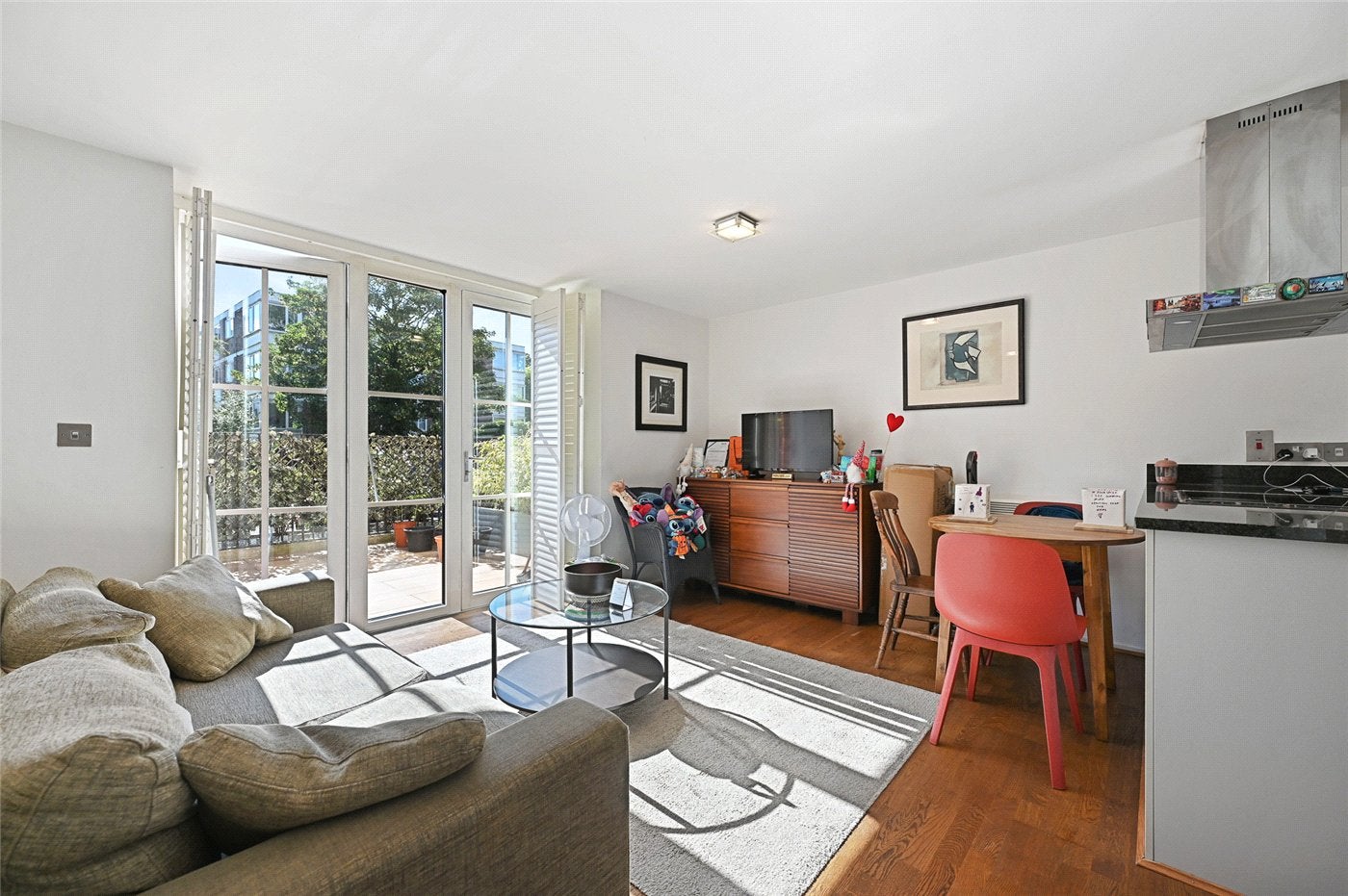 Flat Samels Court in Greater London
