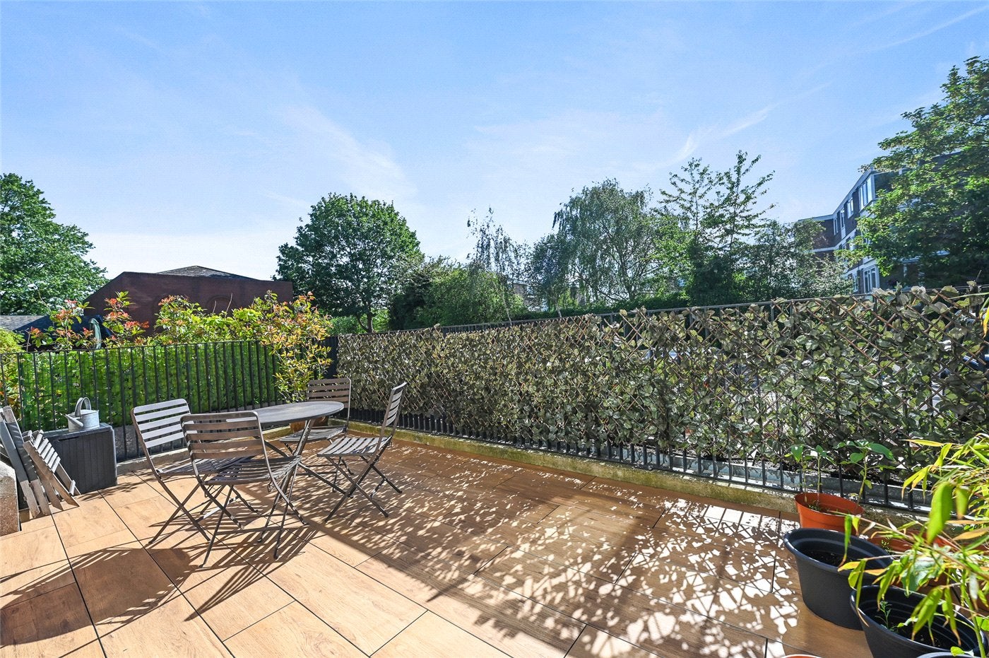 Flat Samels Court in Greater London