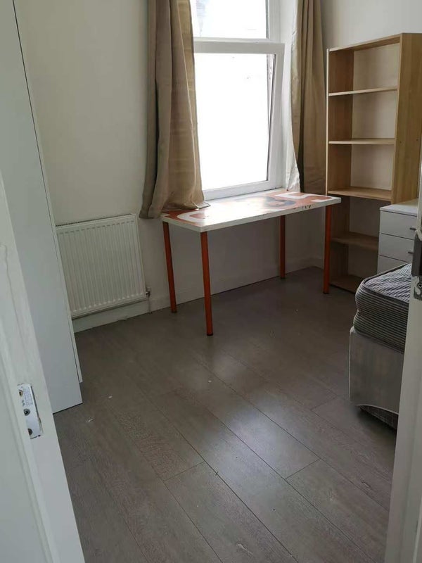 Room Talworth Street in Cardiff