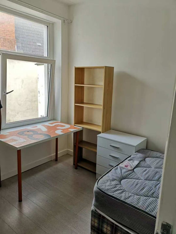 Room Talworth Street in Cardiff