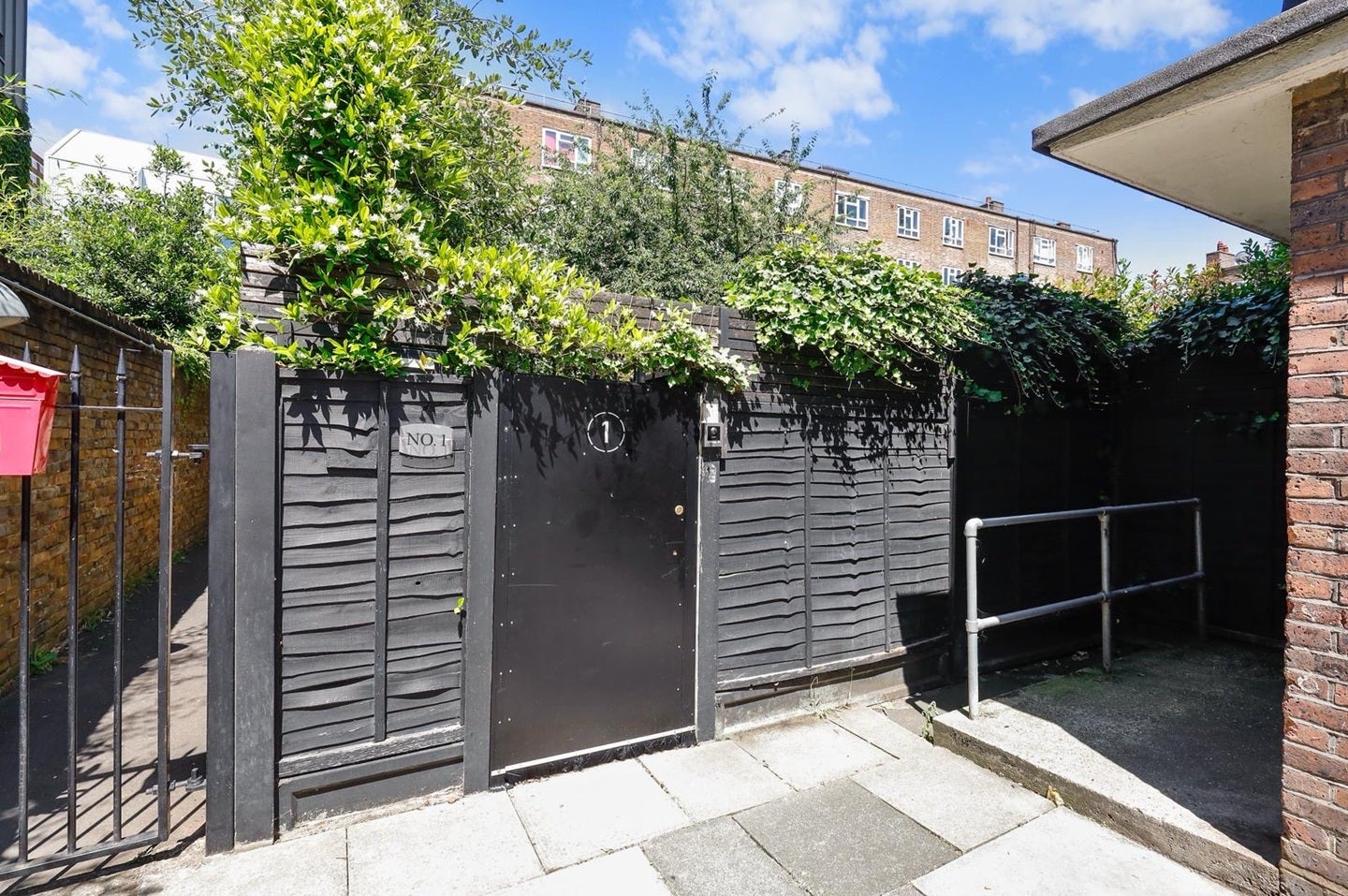 Flat Brunswick Place in Greater London