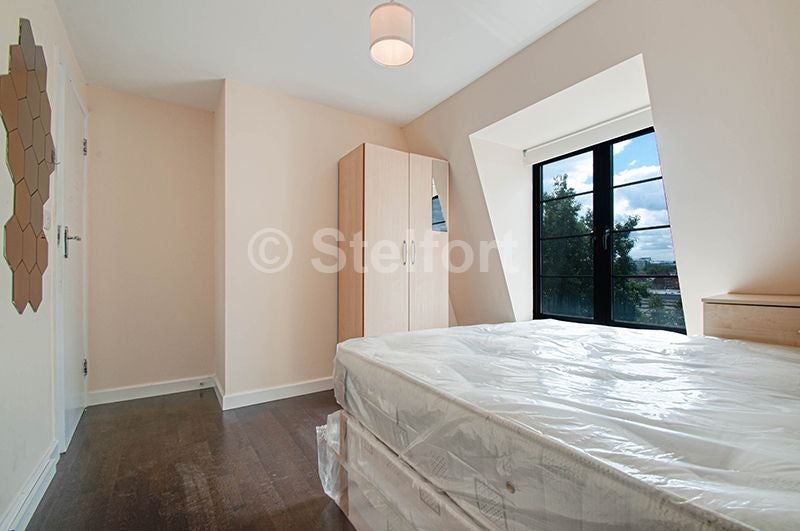 Flat Eversholt Street in Greater London