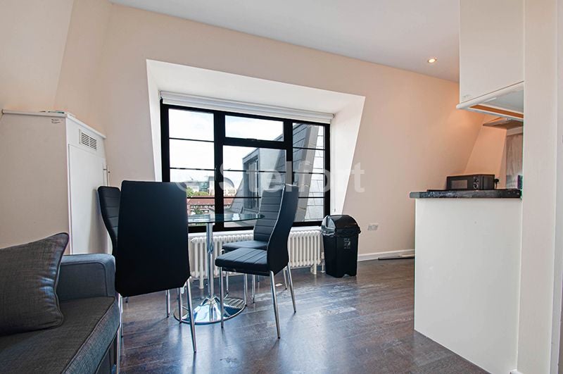 Flat Eversholt Street in Greater London