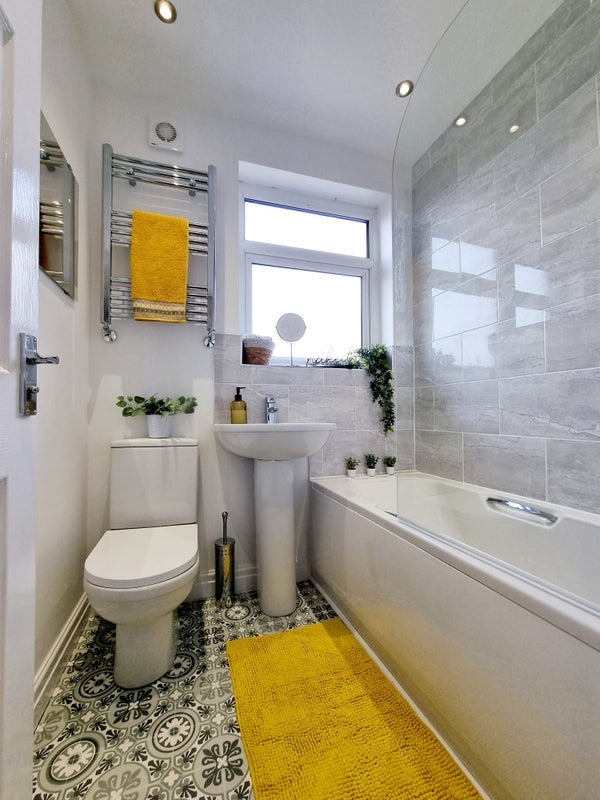 Room Victor Avenue in Bury