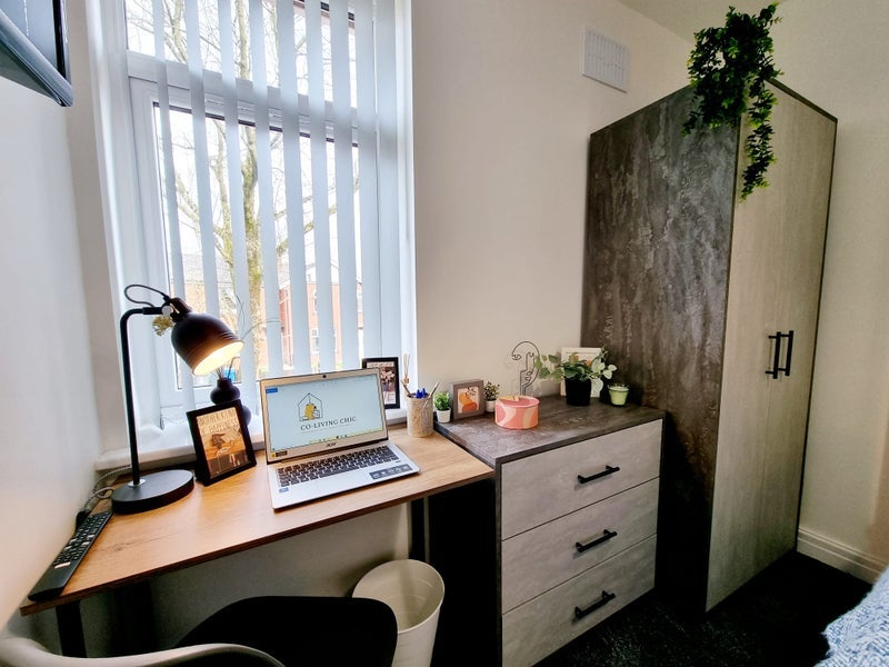 Room Victor Avenue in Bury