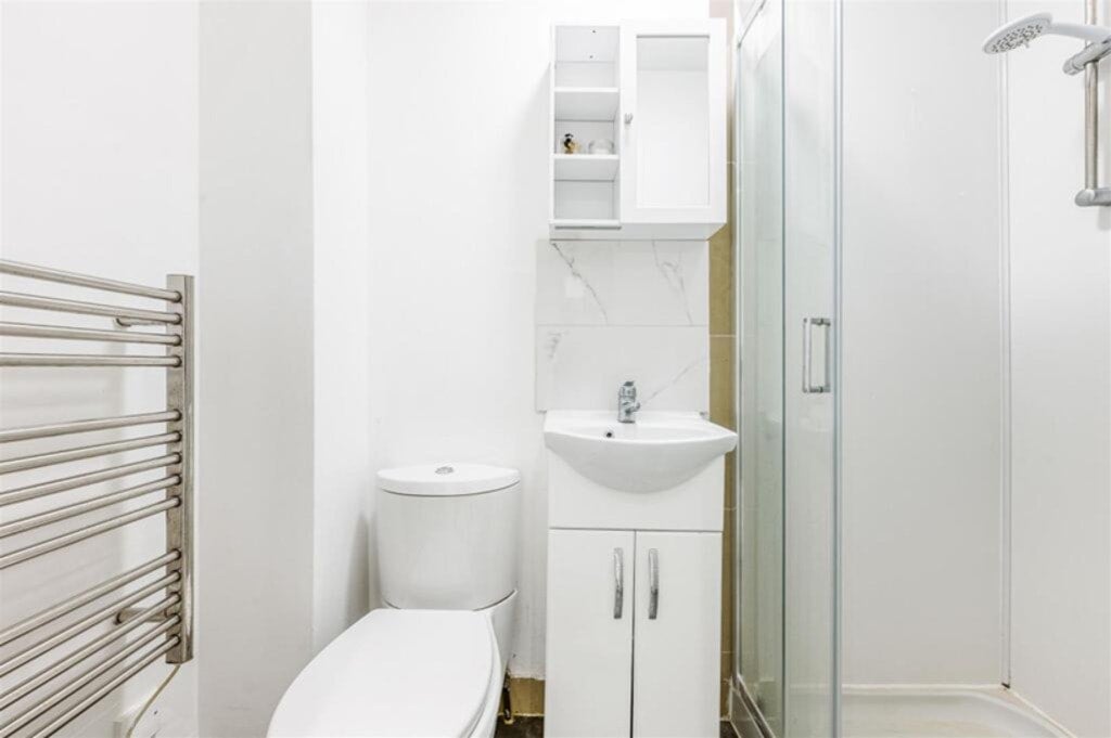 Flat Warwick Road in Greater London