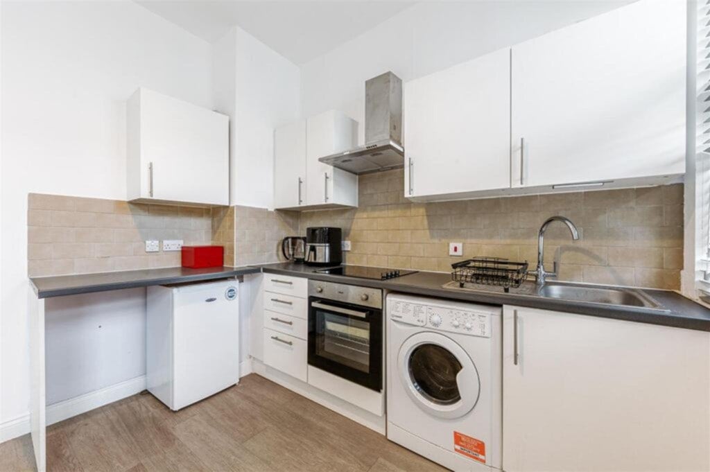Flat Warwick Road in Greater London