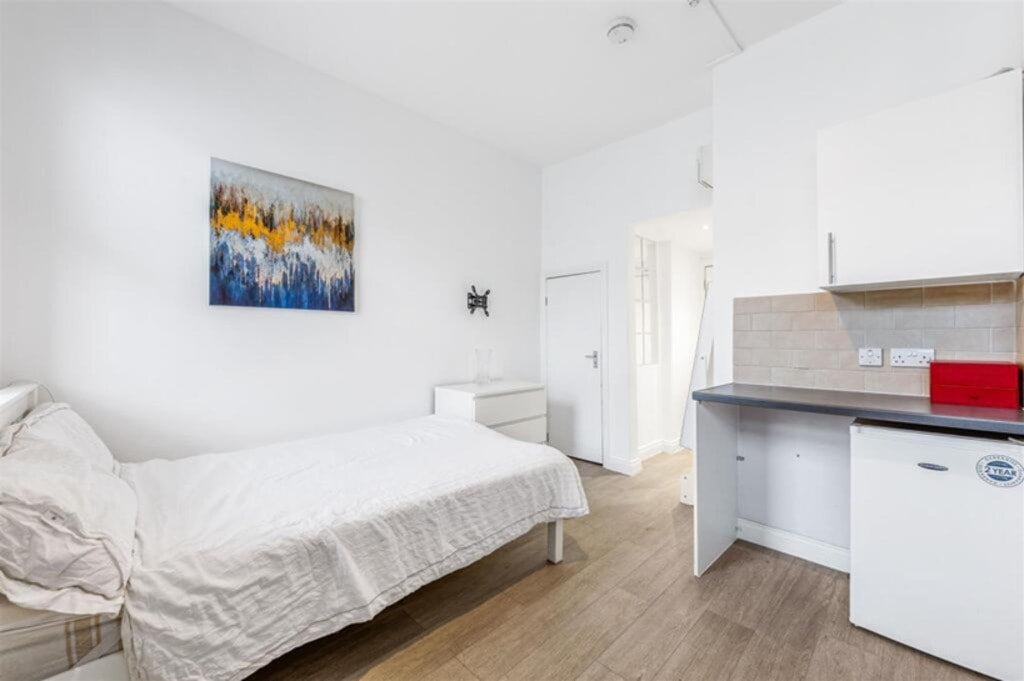Flat Warwick Road in Greater London