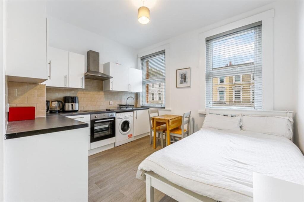 Flat Warwick Road in Greater London