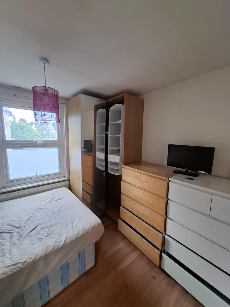 Room Staverton Road in Greater London