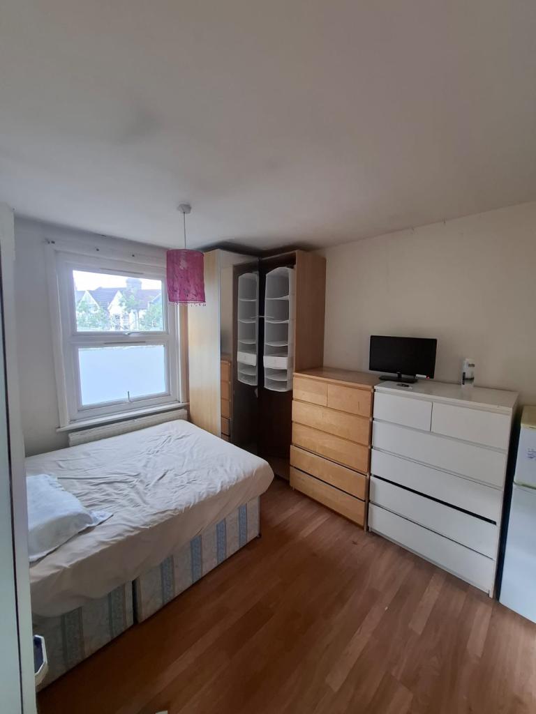 Room Staverton Road in Greater London