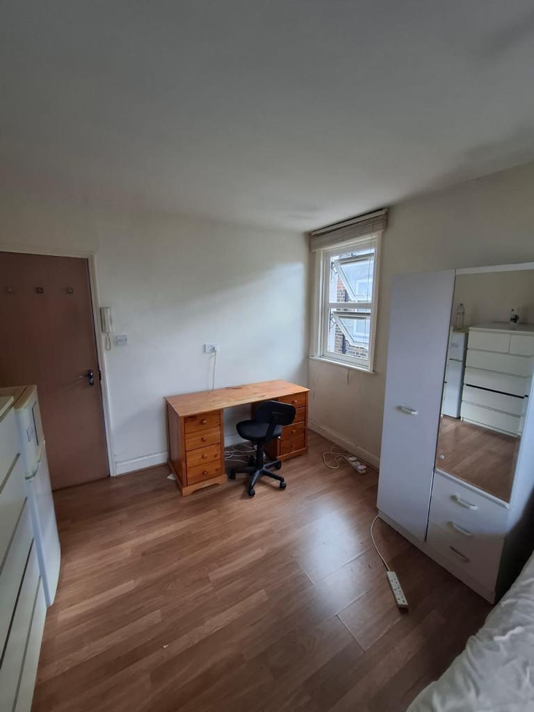 Room Staverton Road in Greater London