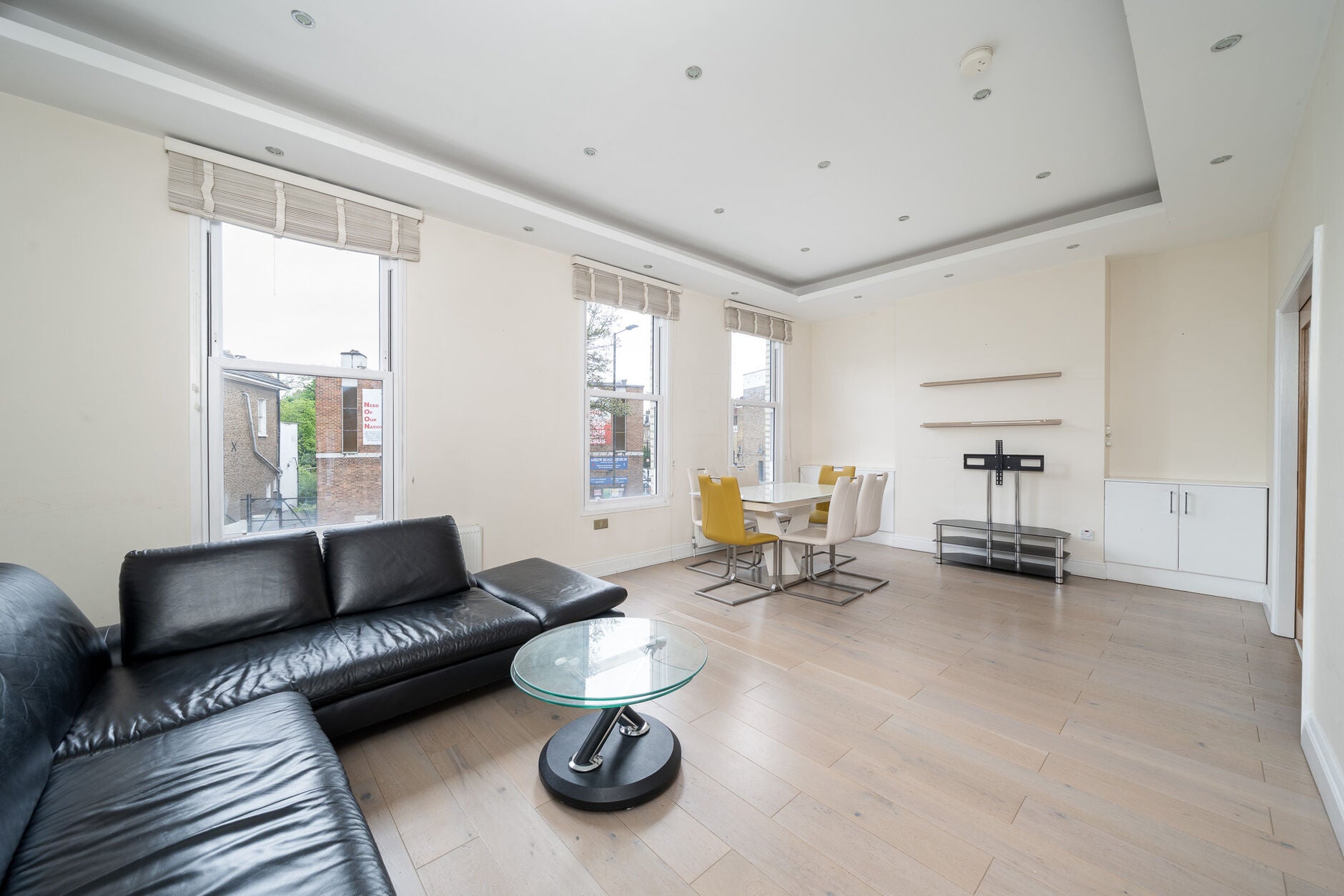 Flat Askew Road in Greater London