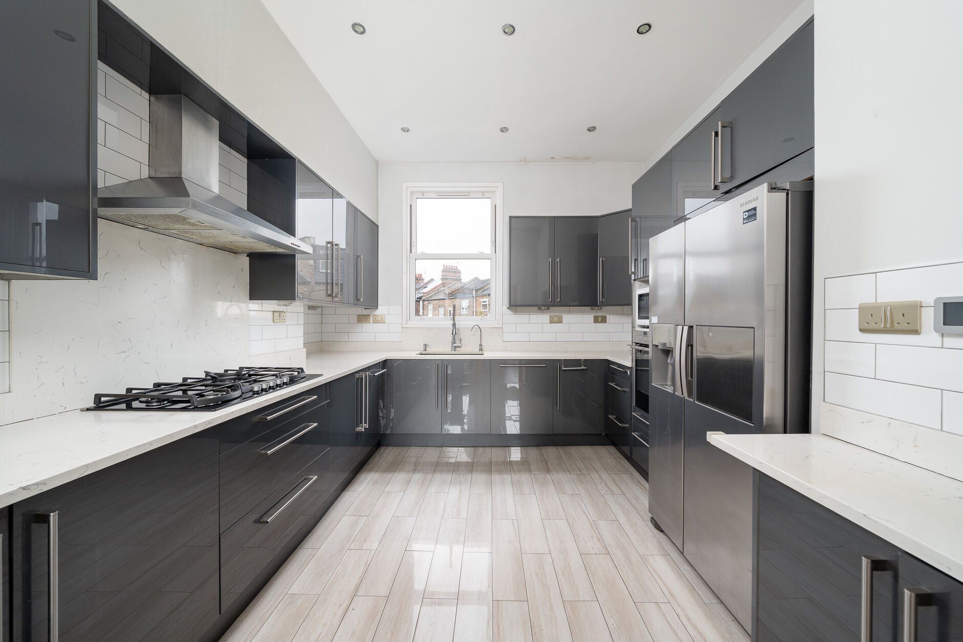 Flat Askew Road in Greater London