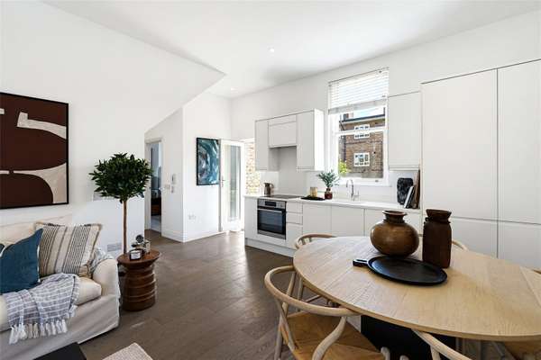 Flat Hetley Road in Greater London