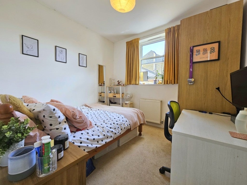 Flat Haldon Road in Greater London