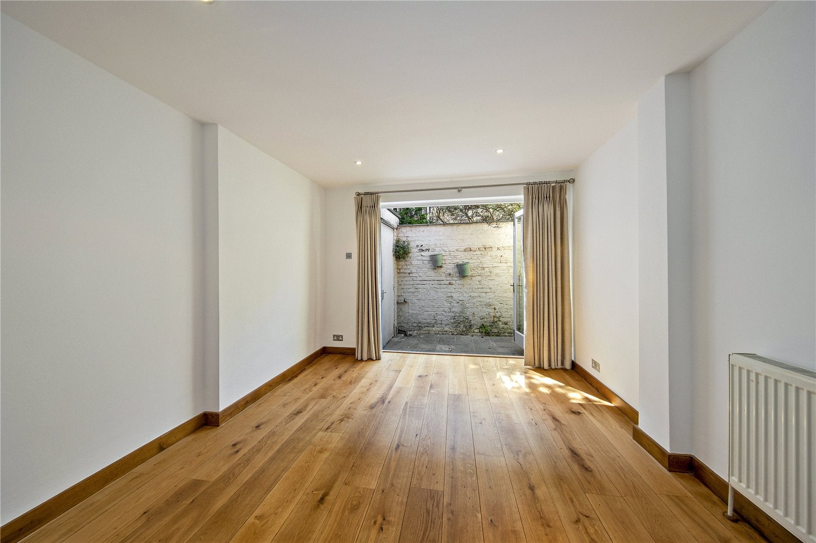 House Gloucester Court in Greater London