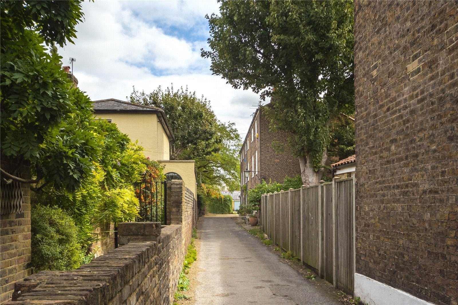 House Gloucester Court in Greater London