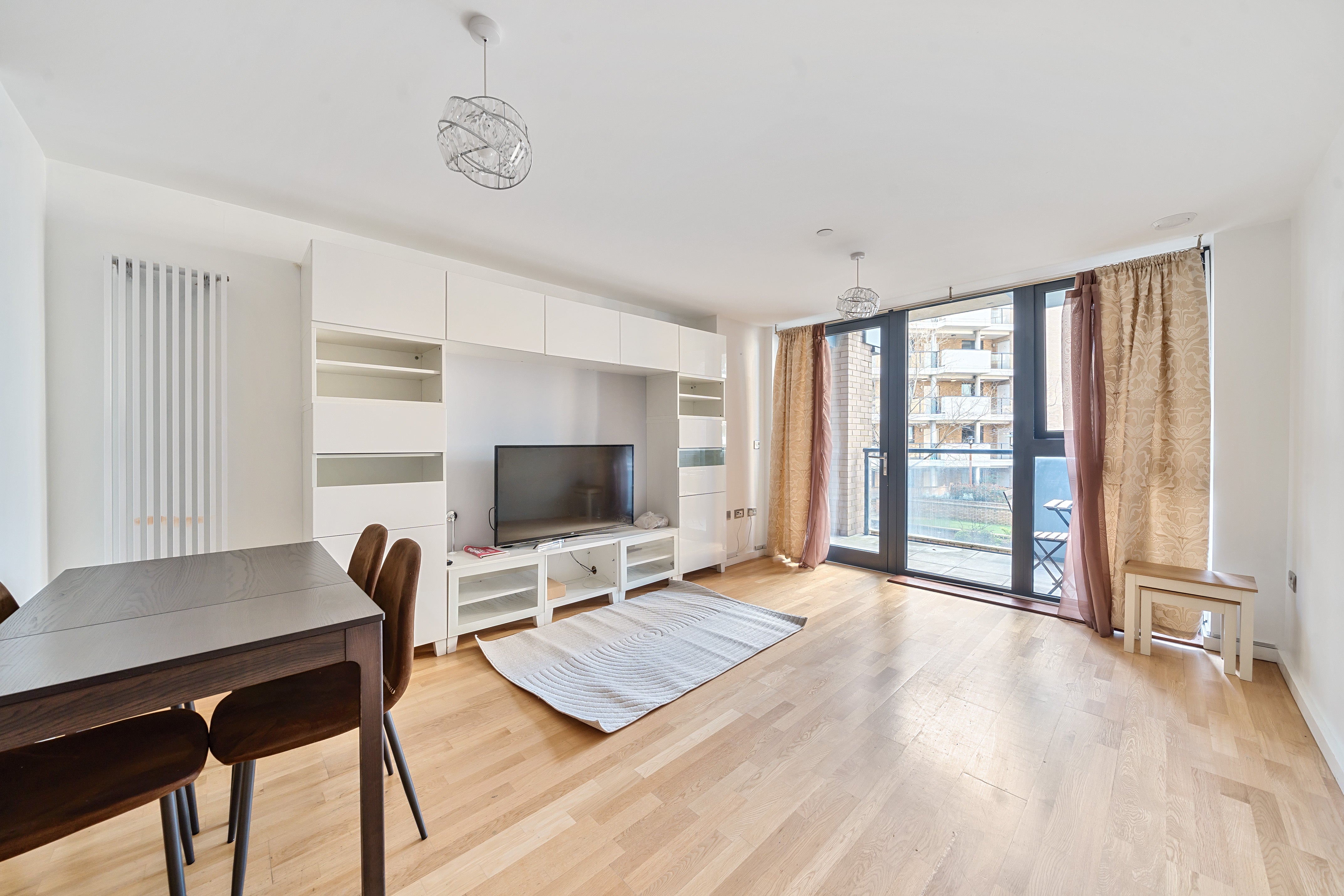 Flat Parkside Avenue in Greater London