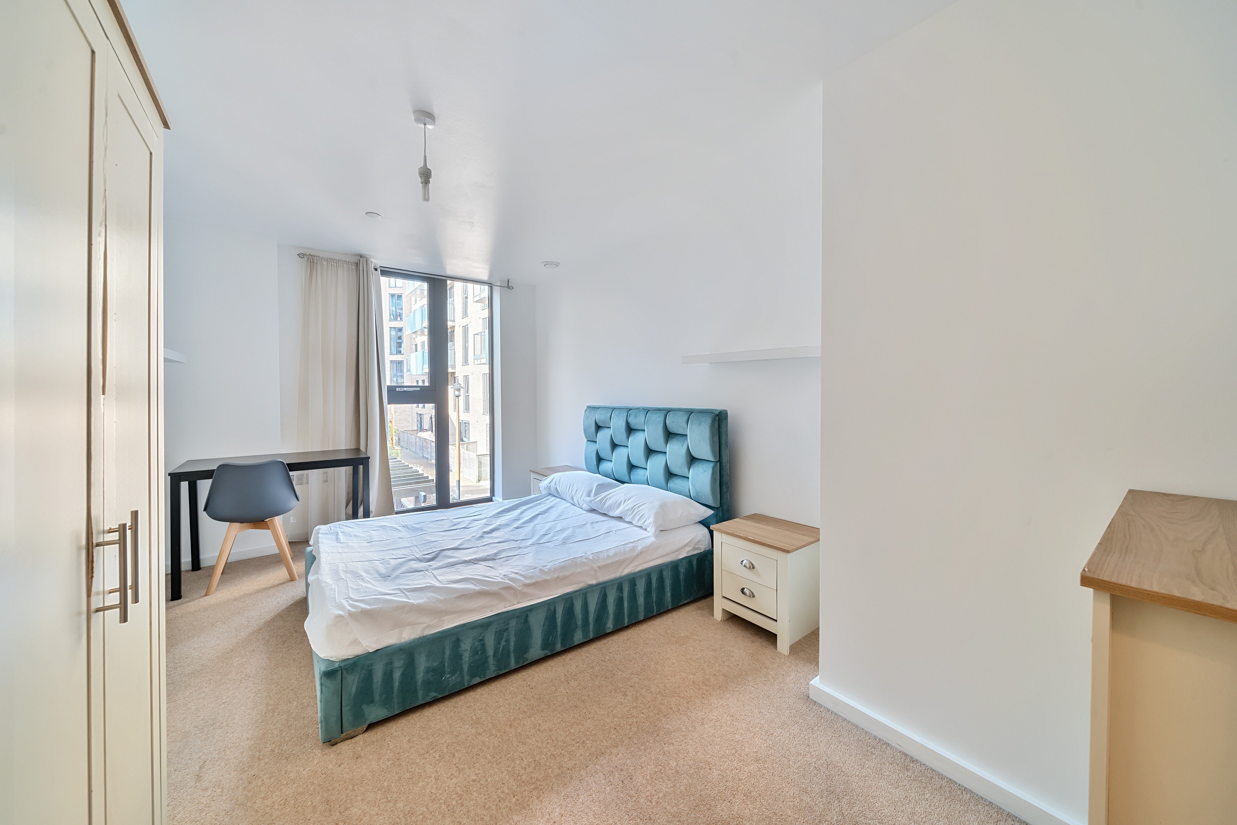 Flat Parkside Avenue in Greater London