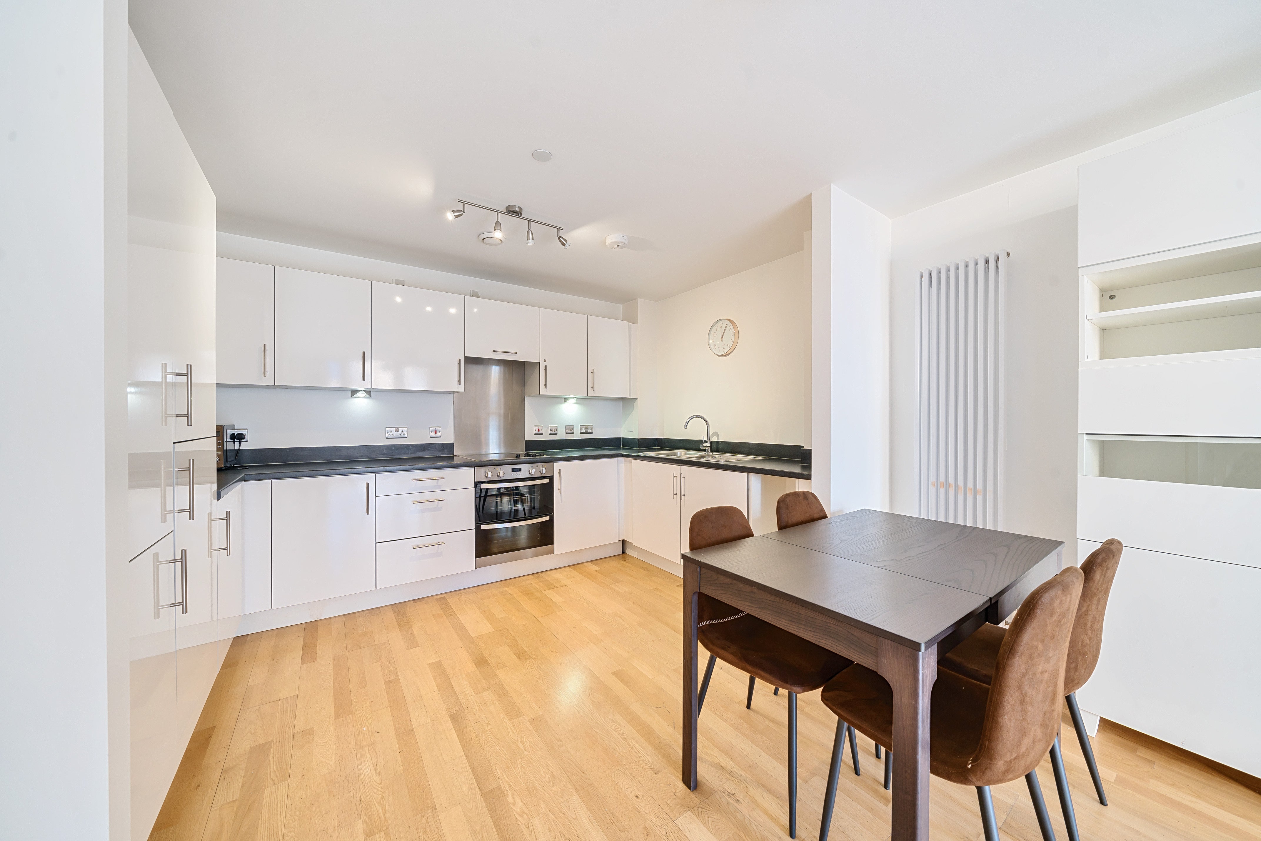 Flat Parkside Avenue in Greater London
