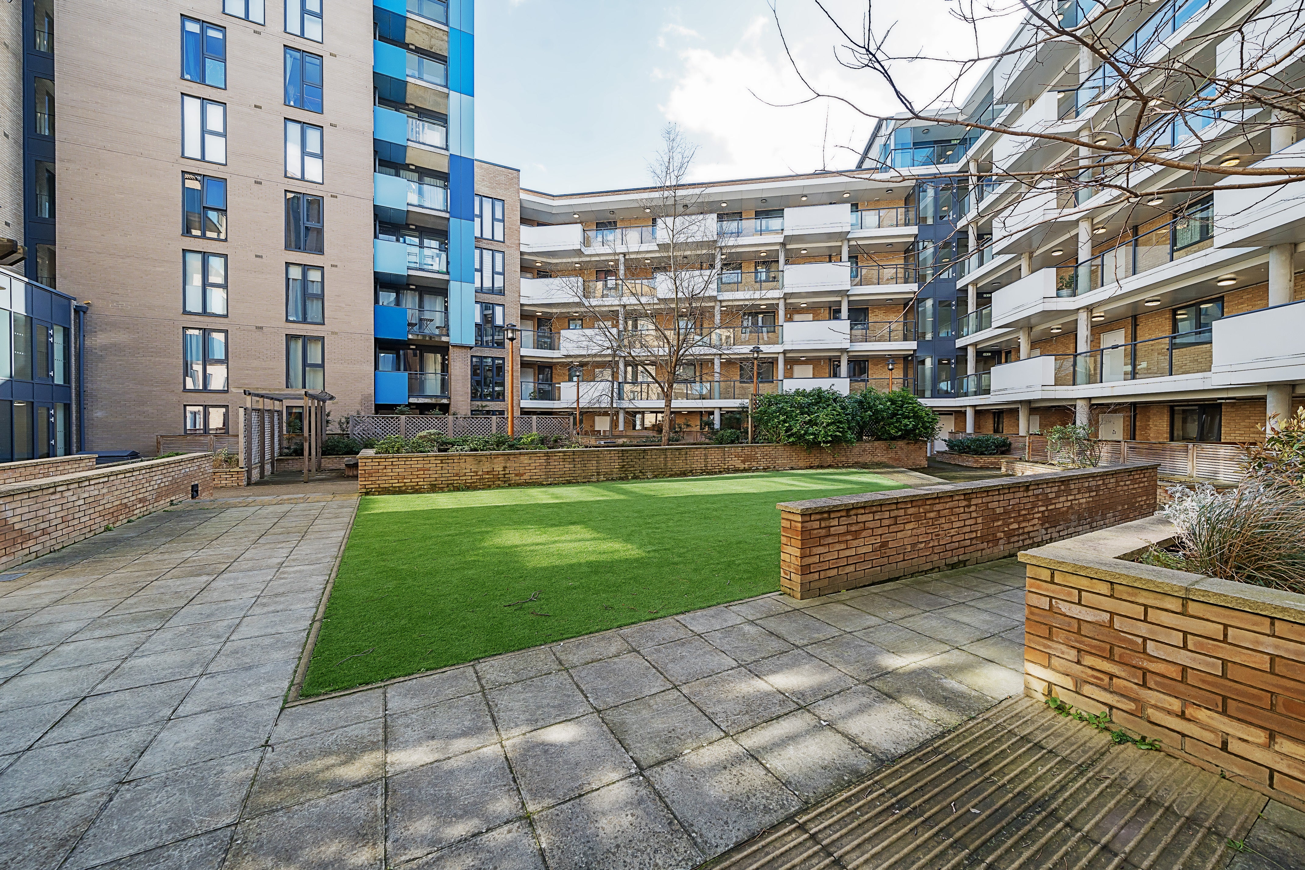 Flat Parkside Avenue in Greater London