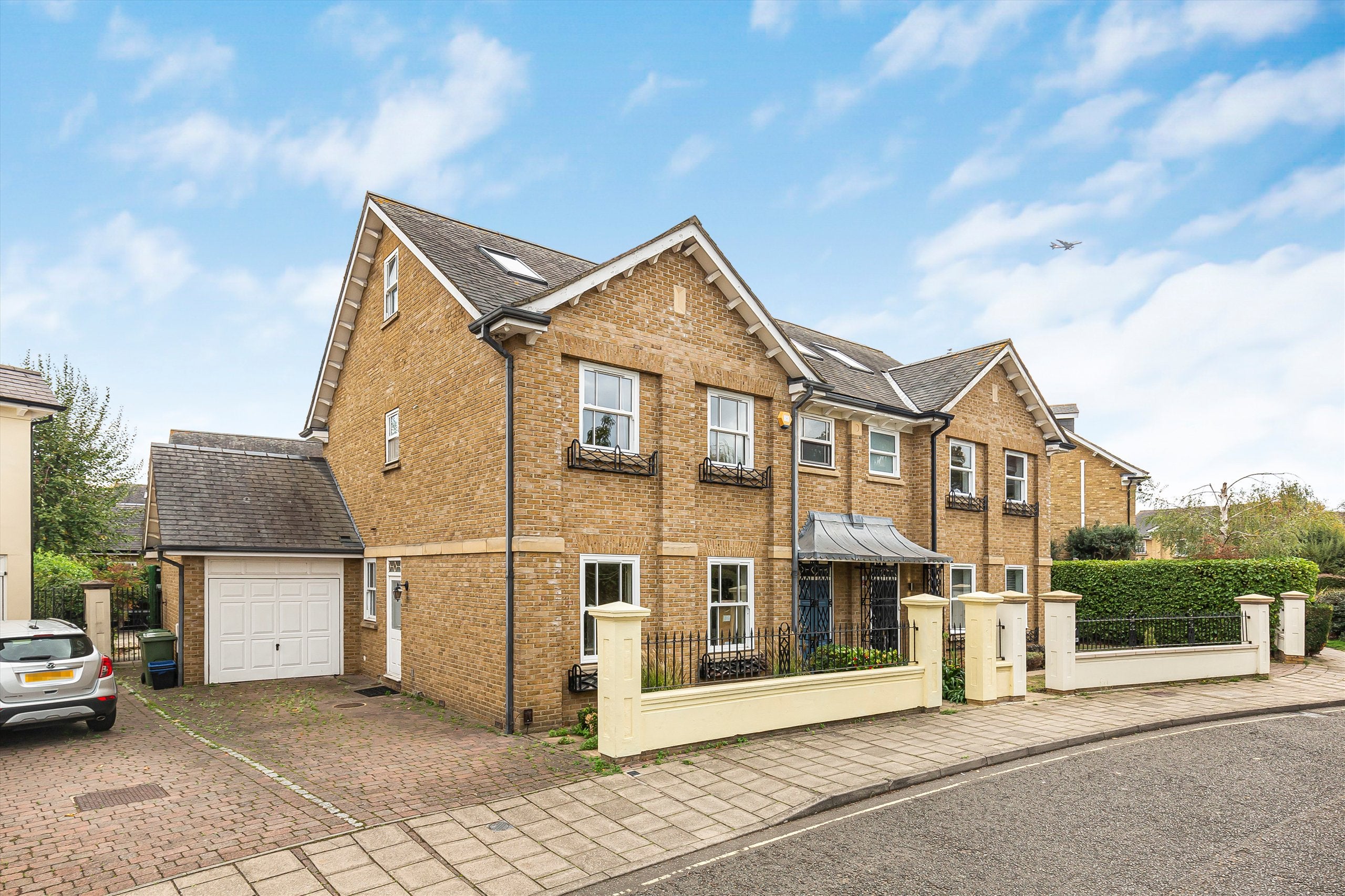 House Wyatt Drive in Greater London