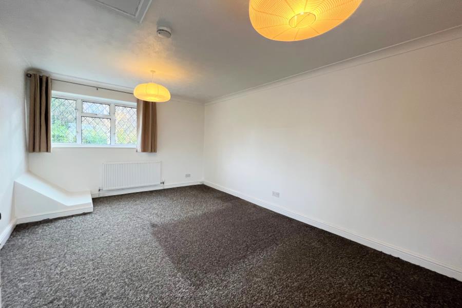 Flat Woodham Road in Woking