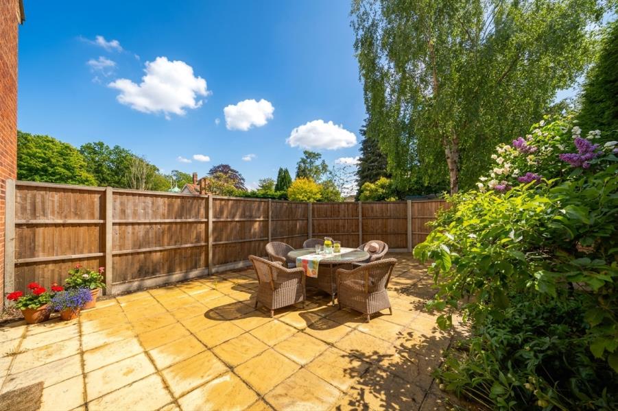 Flat Woodham Road in Woking