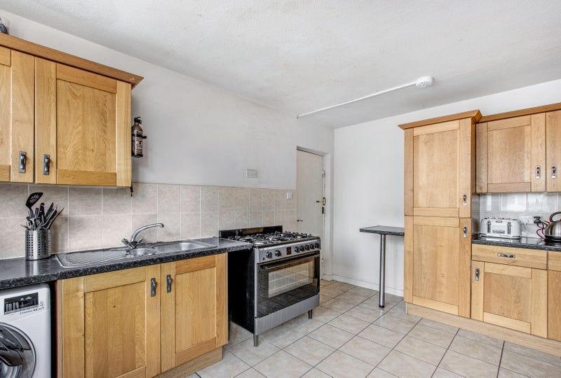 Room Grant Road in Greater London