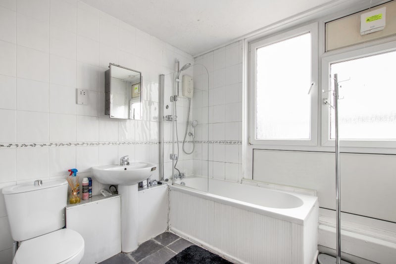 Room Grant Road in Greater London