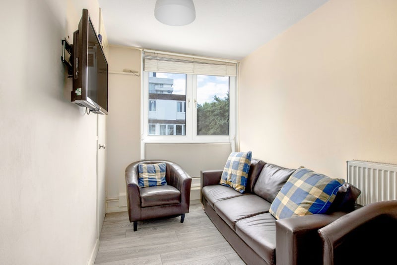 Room Grant Road in Greater London
