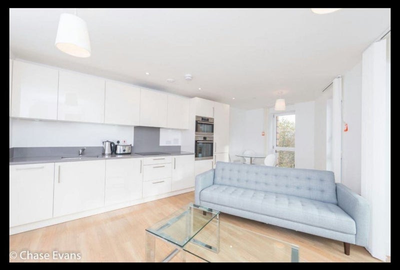 Room Hannaford Walk in Greater London