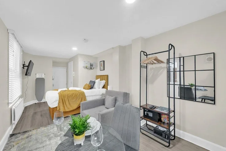 Flat Wightman Road in Greater London