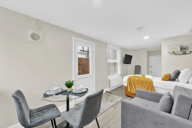 Flat Wightman Road in Greater London