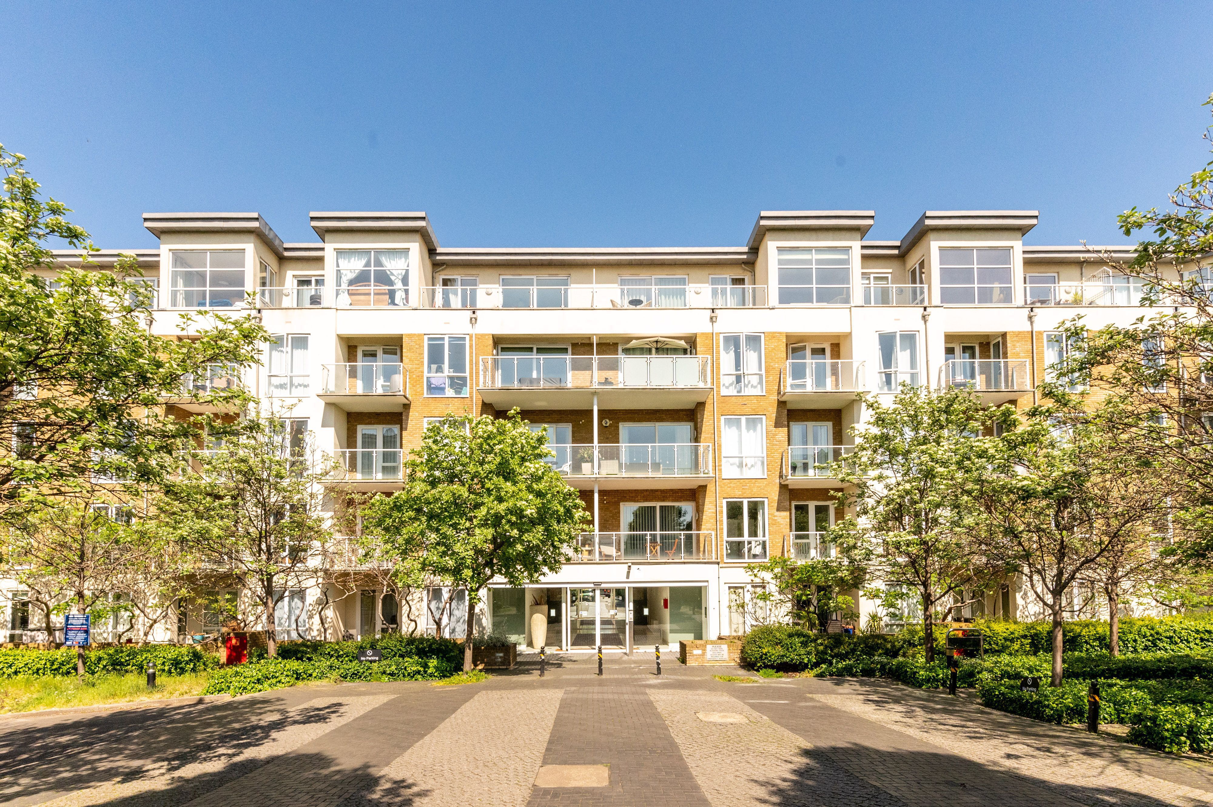 Flat Melliss Avenue in Greater London