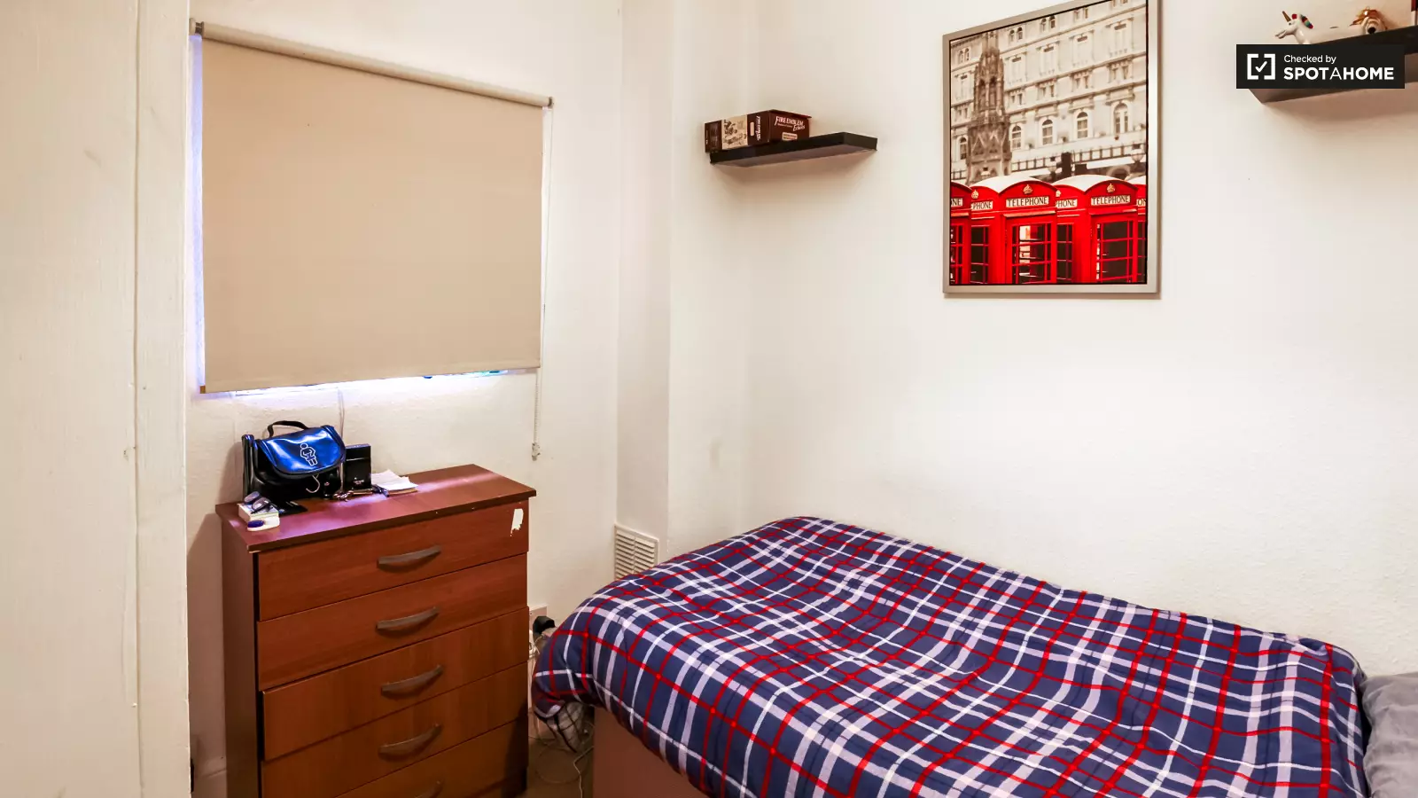 Flat Hardwicke Road in Greater London