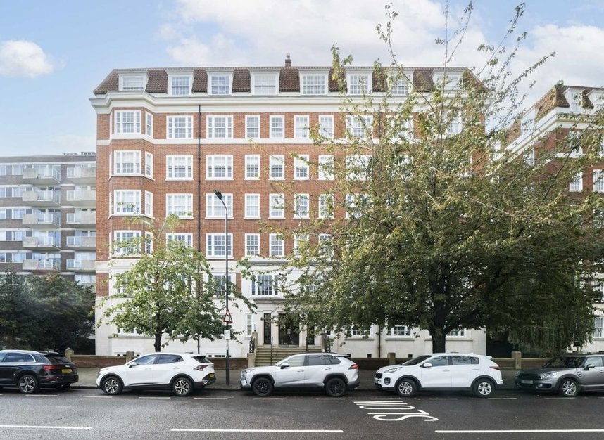 Flat Warwick Gardens in Greater London