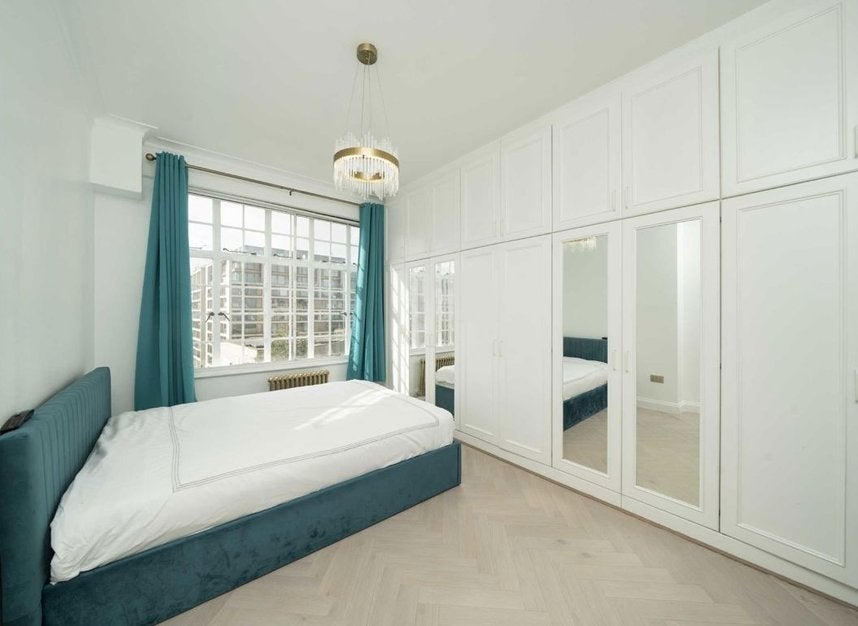 Flat Warwick Gardens in Greater London