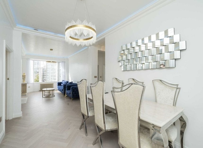 Flat Warwick Gardens in Greater London