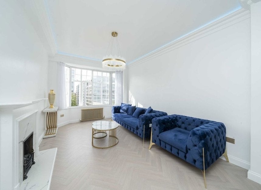 Flat Warwick Gardens in Greater London