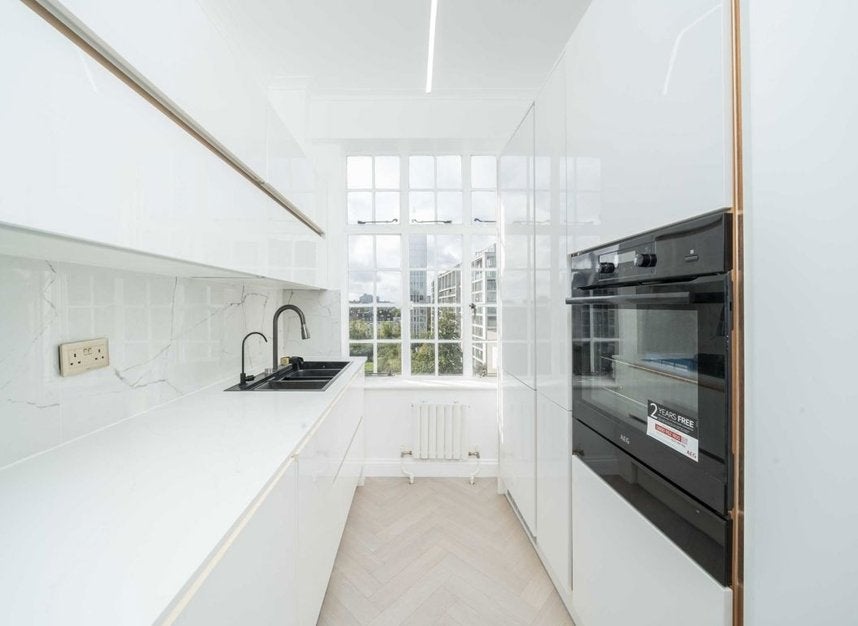 Flat Warwick Gardens in Greater London