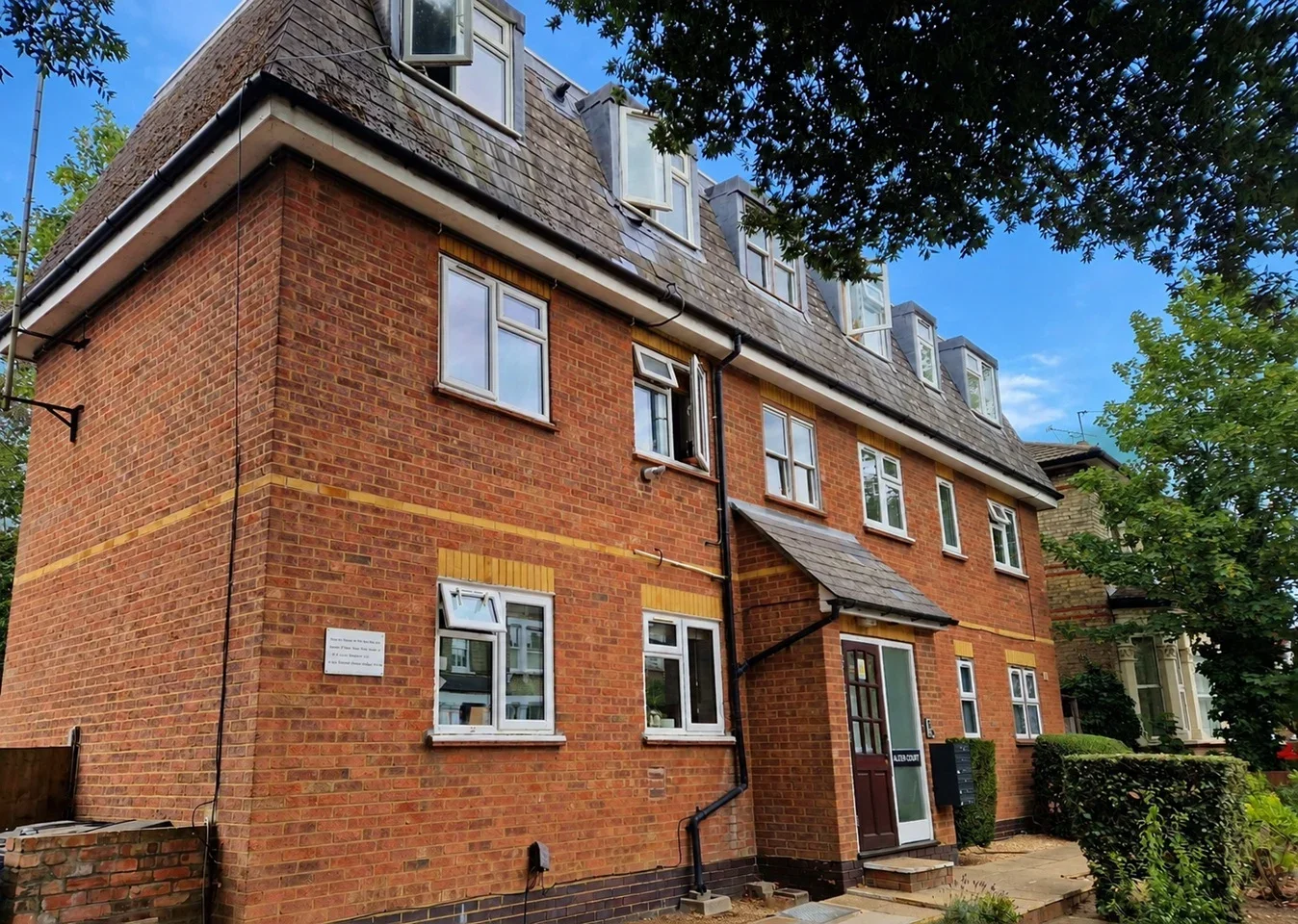 Flat Station Close in Greater London