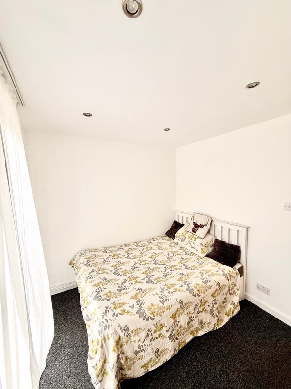 Room Old School Square in Greater London