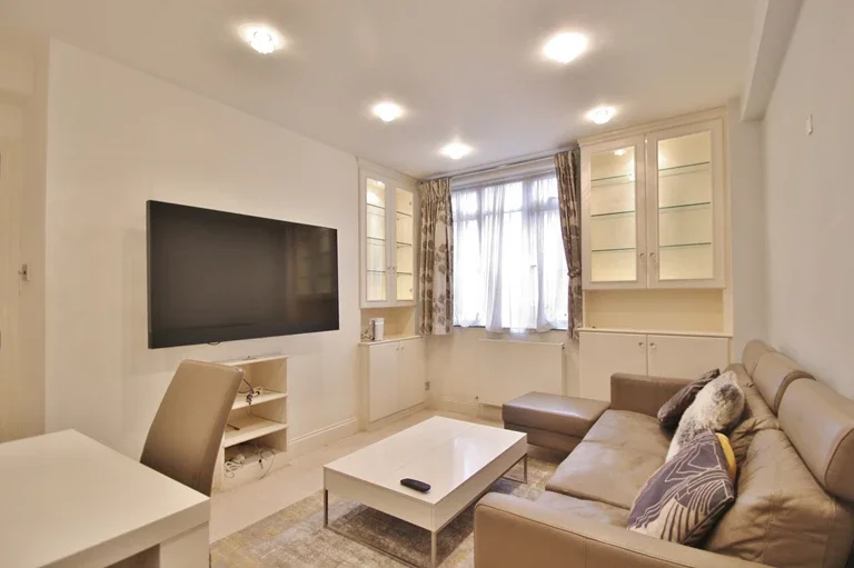 Flat Hammersmith Road in Greater London