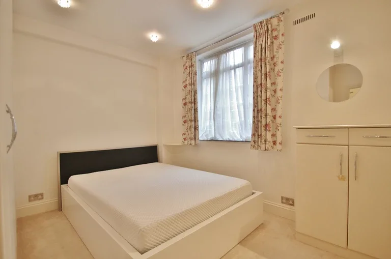 Flat Hammersmith Road in Greater London
