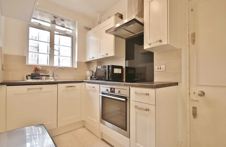 Flat Hammersmith Road in Greater London