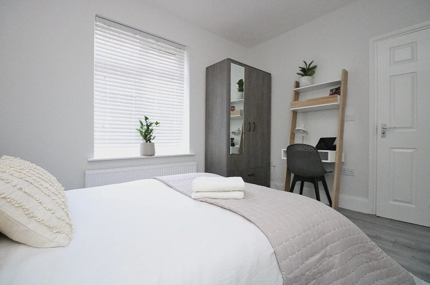 Room Bloemfontein Road in Greater London